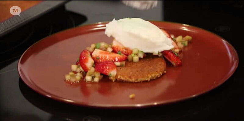 Salade van gemarineerde aardbei met rabarber en dragon cake van havermoutvlokken met rabarberconfituur