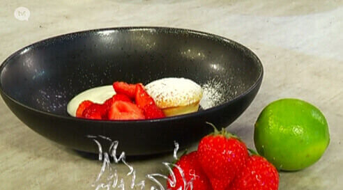 Warm amandelgebakje met aardbeien en limoen