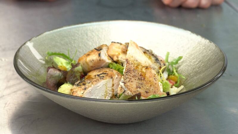  Zomerse salade met kip, curry en ingelegde rozijntjes