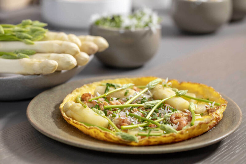 Omelet met asperges, grijze garnalen en wilde daslook