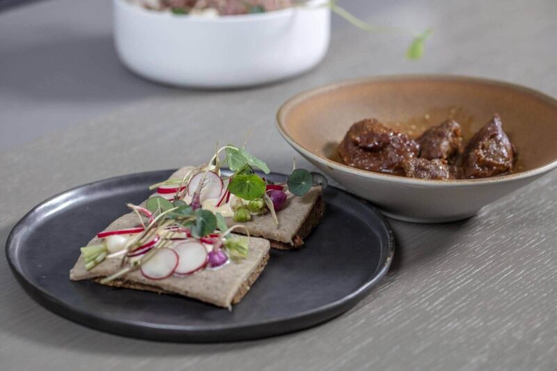 Varkenswangen met preskop, radijs en mosterdmayo