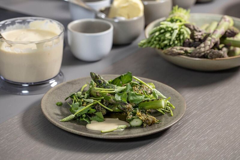 Groene asperges met waterkers en eidip