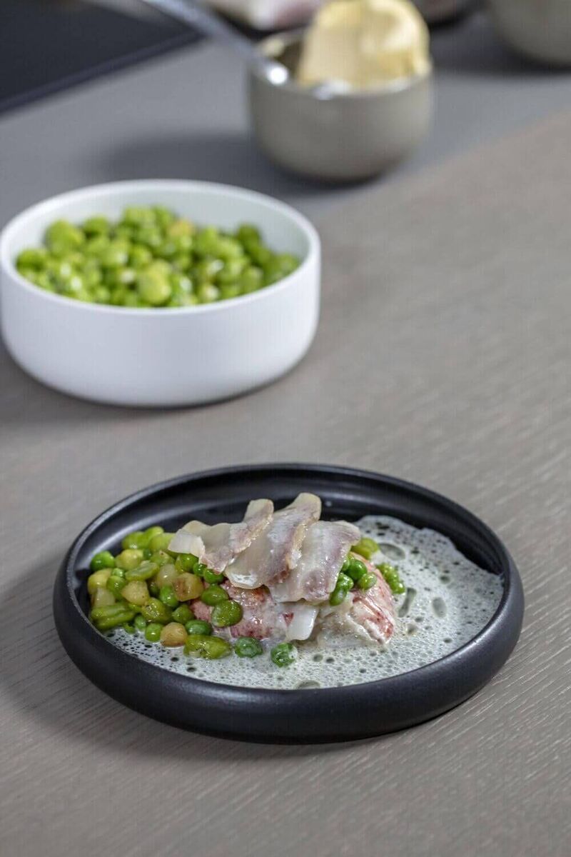 Kreeft met doperwt, tuinboon en kokos