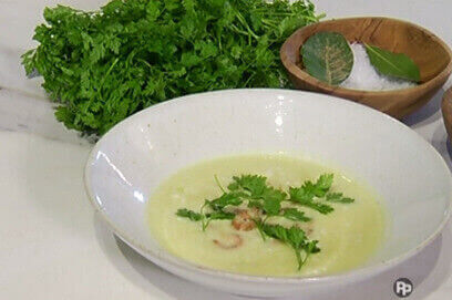 Vichysoise van bloemkool, couscous van bloemkool en hand gepelde grijze garnaaltjes.