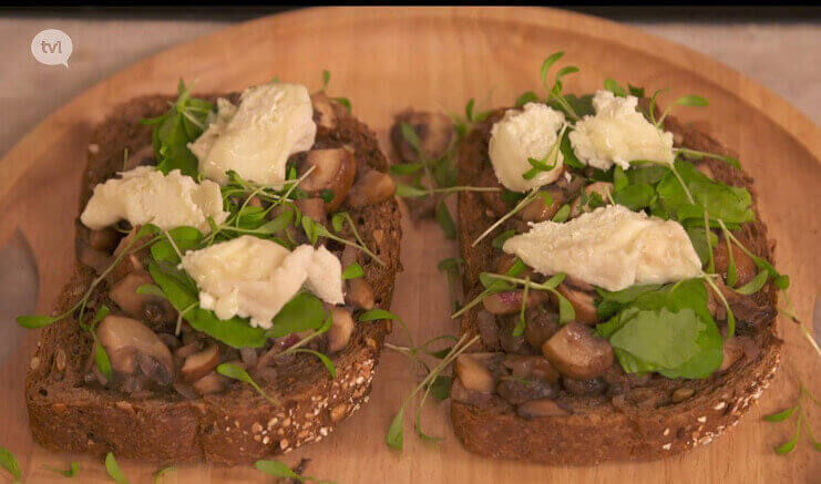 Toast met grotchampignon, verse tuinkruiden en Limburgse geitenkaas