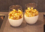 Trifle van gebakken jonagoldappel, verse kaas en granola