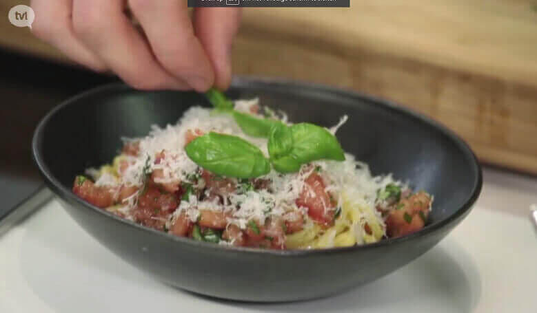 Fetuccini, salsa van tomaat en groene kruiden.