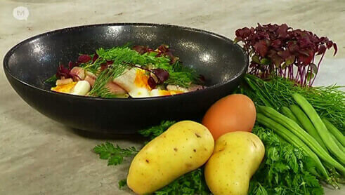 Salade van groene boontjes, frisse kruiden en gerookte paling