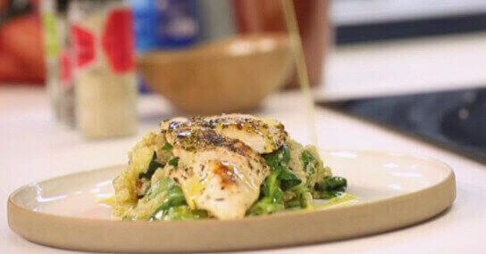 Salade van quinoa en geroosterde kip