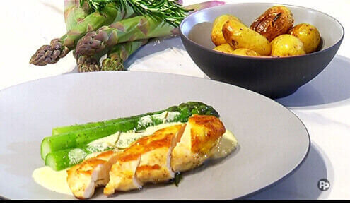 Gebakken hoevekip, groene asperges en geroosterde aardappelen met rozemarijn