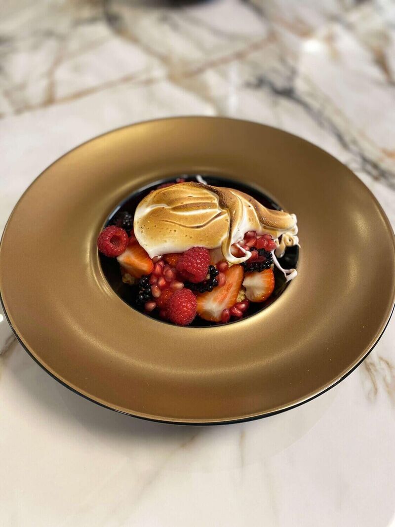 Pavlova met rood fruit (Geschikt om te maken met kinderen)