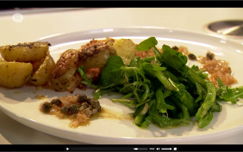 Kalkoenlapjes met rozemarijn-krieltjes, groene salade van boontjes, waterkers, rucola en sjalotten-kappertjesdressing