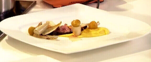 Gegrilde filet van ree met mirabellen, witlof en pompoen-crème, wild-jus met steranijs en sinas.