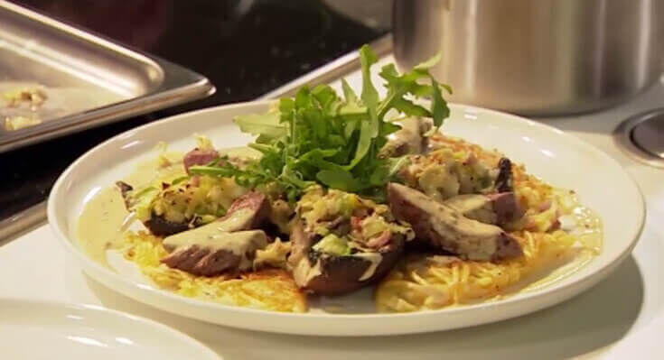 Gebakken steak van struisvogel, gevulde portobello paddenstoel, saus van graanmosterd en whisky, rösti van aardappel