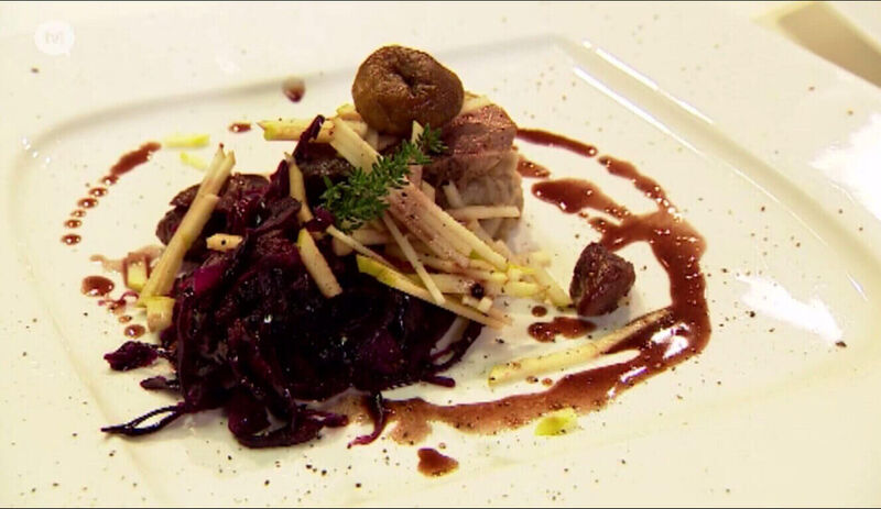 Gebakken eendenborst, rode kool met gedroogde vijgen en jonagold, kastanje puree, saus van rode wijn.
