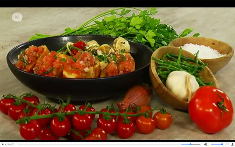 Zeeuwse kokkeltjes, tomaat, peterselie en bruscetta met tomatensalsa