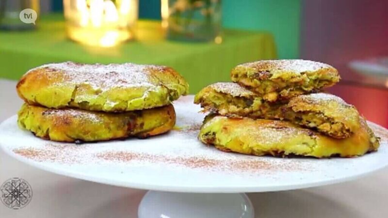 Kruidenbrood met gebakken ui en kip