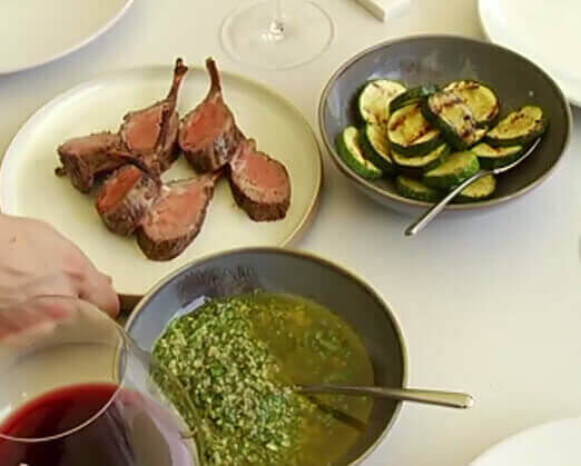 Lamskoteletjes, gegrilde courgette en salsa verde