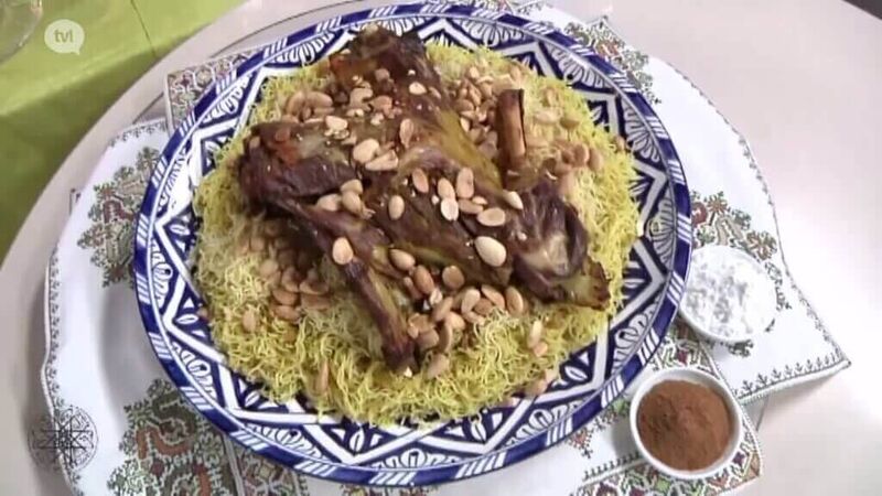 Lamsschouder op een seffa van vermicelli