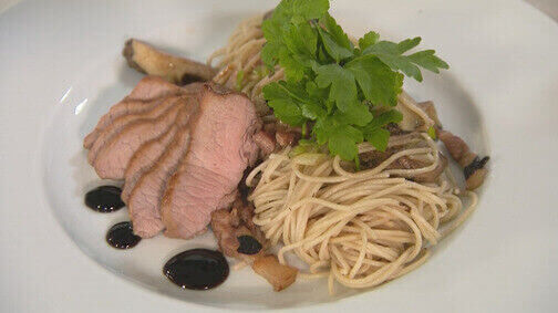 Gelakte everzwijnfilet met fijne spelt spaghetti-& Eekhoornbrood