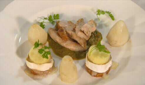 Gebraden parelhoenfilet & aardperen met olijven-basilicum
