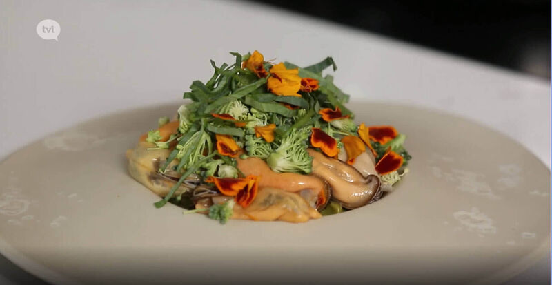 Mosselen met gelakte erwten en broccoli