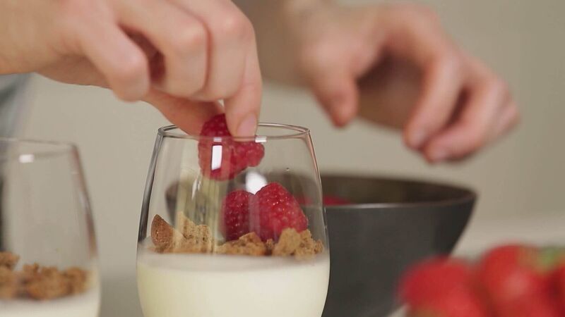 Panna cotta van yoghurt, citroenverbena en citroengras, Limburgs rood fruit