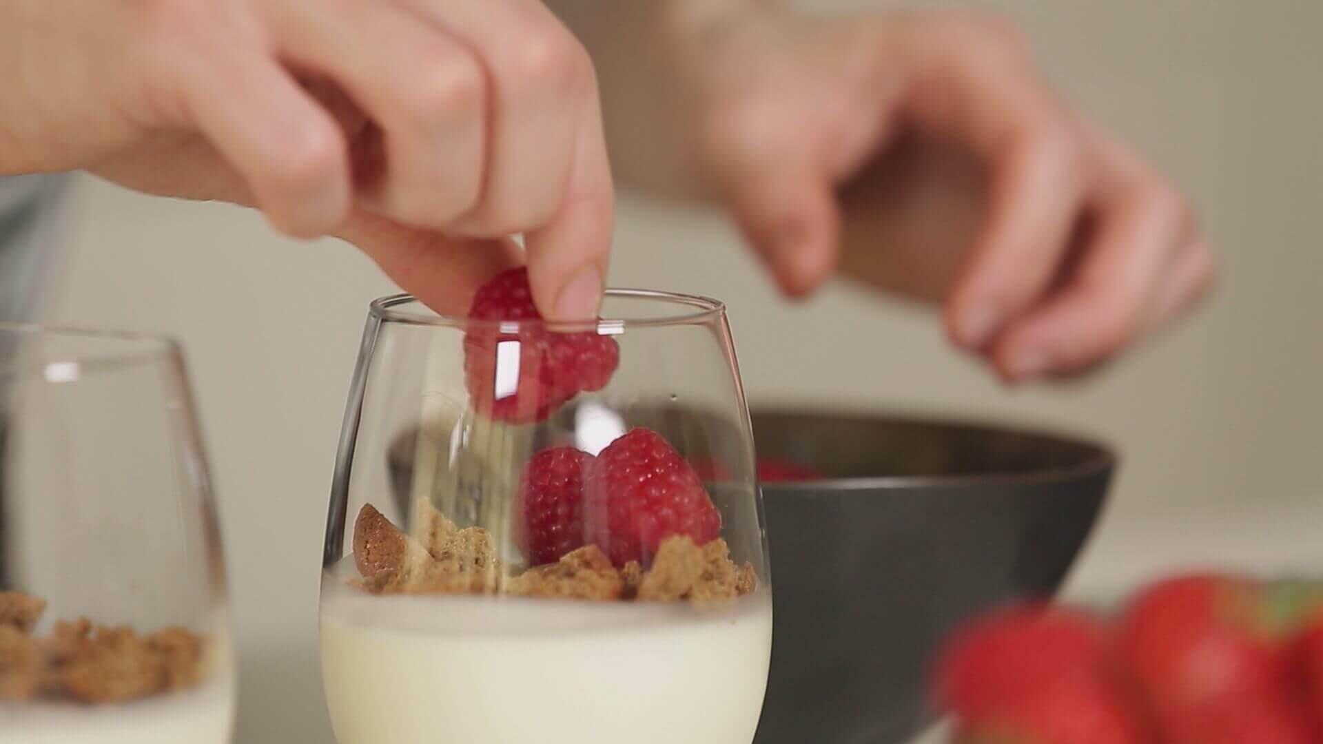 Panna cotta van yoghurt, citroenverbena en citroengras, Limburgs rood fruit