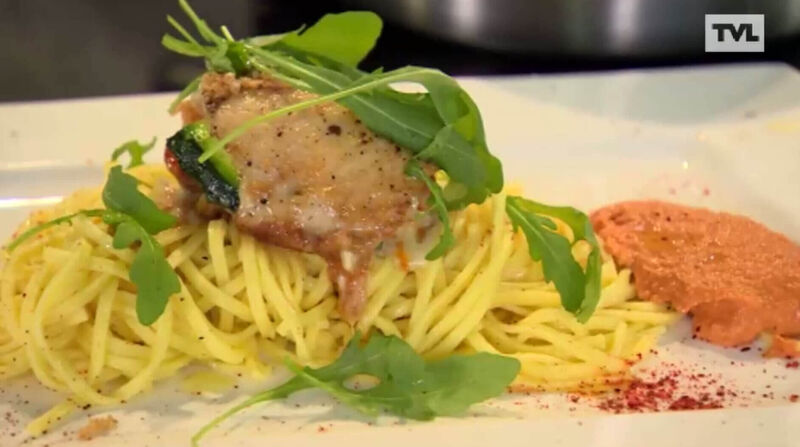 Pakketjes van kip, chorizo, Tallegio en courgette , salsa 