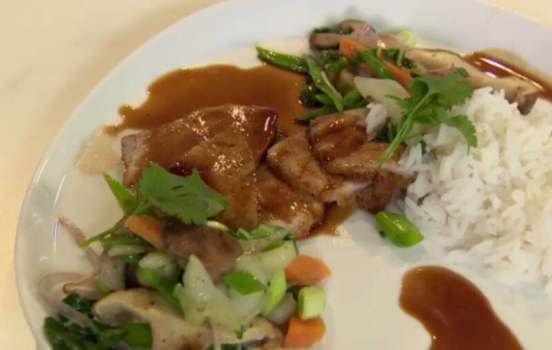 Gelakt varkensgebraad ' teriyaki ', groenten uit de wok met gember en jasmijnrijst