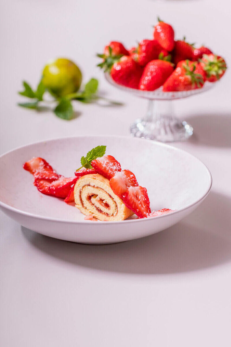 Rolbiscuit met Limburgse aardbeien, munt en limoen