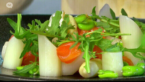Salade van asperges, tuinboontjes en gepekelde zalm