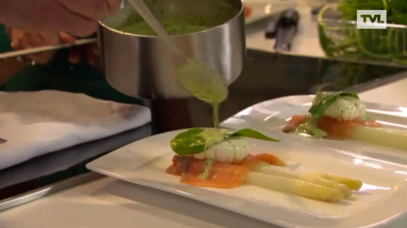 Asperges met gerookte zalm, gepocheerd hoeve-ei en blanke botersaus met daslook