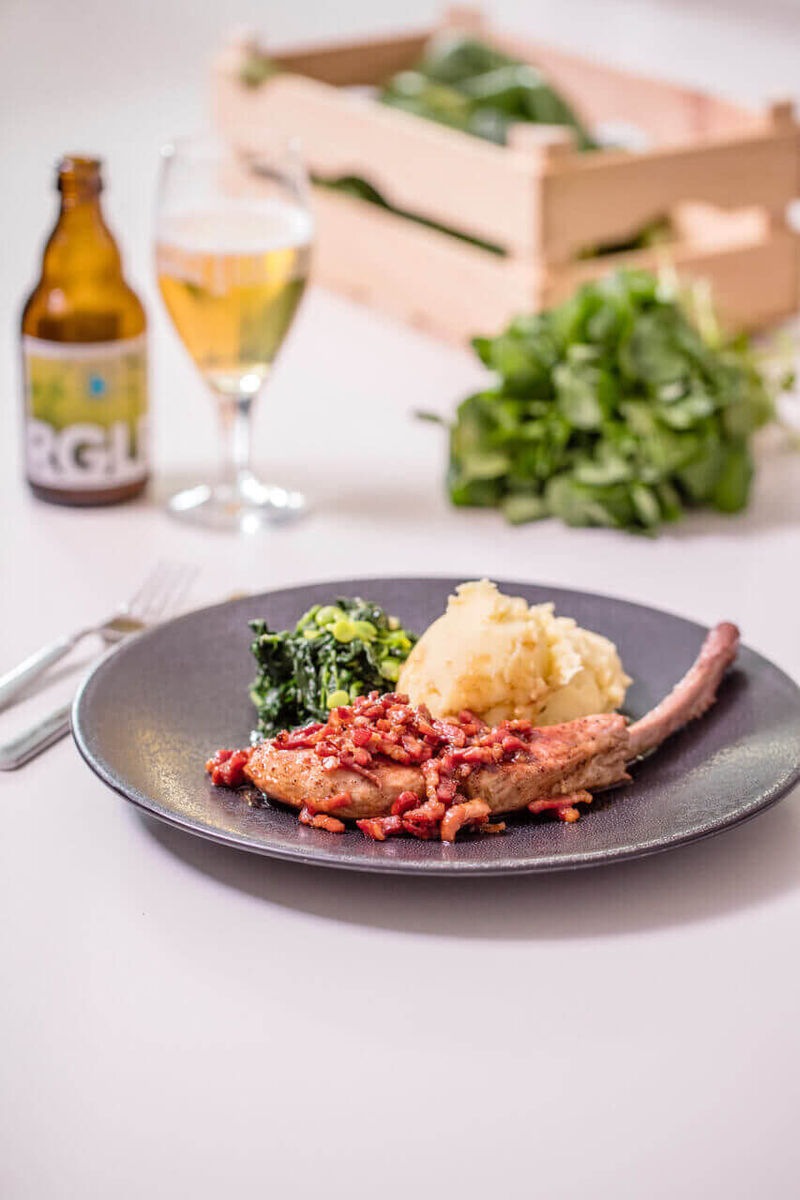 Varkenskotelet met spinazie, waterkers en puree