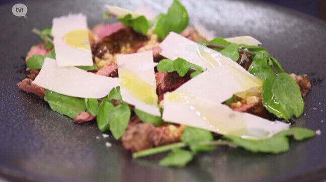 Tagliata van rund met salade van waterkers, walnoten en parmezaan