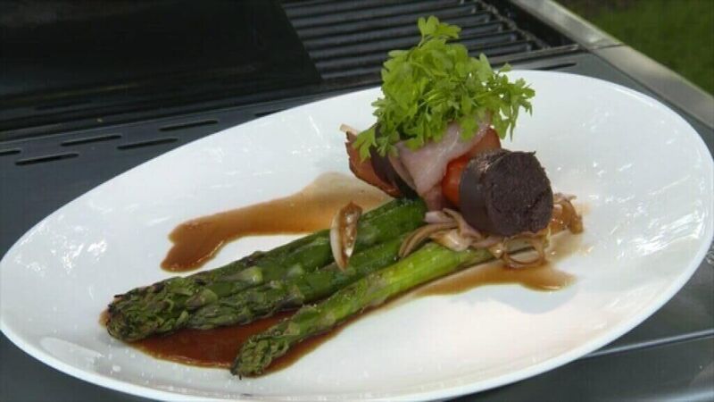 Tomaat mozzarella op een spiesje met bloedworst en Ardense ham